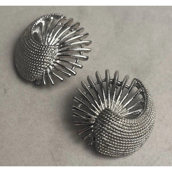 Vintage Fan Clip On Earrings Round 1" Silver Tone Sarah Coventry Statement 1980s - Picture 1 of 9